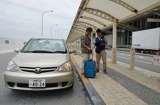 空港出発口にてスタッフと 合流し、到着日の確認とご精算